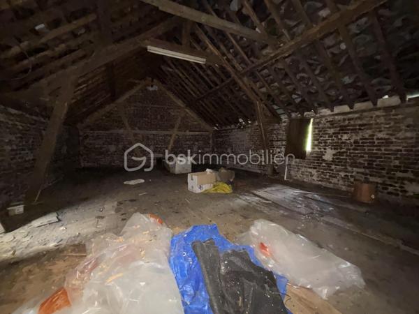 Maison familiale de 148 m² avec jardin, véranda, garage de 80 m² et fort potentiel – Brionne

Située au cœur de Brionne, cette maison de caractère de 148 m² Loi Carrez offre de beaux volumes et de nombreuses possibilités d’aménagement.

Dès l’entrée, vous découvrirez une habitation familiale comprenant 4 chambres, idéale pour accueillir une famille, ainsi que 2 salles d’eau et 2 WC pour un confort optimal au quotidien.

Vous profiterez également d’une agréable véranda lumineuse, véritable pièce de vie supplémentaire ouverte sur le jardin, ainsi que d’une pergola d’été permettant de profiter pleinement des beaux jours.

À l’extérieur, un jardin clos de 367 m² complète l’ensemble et offre un espace verdoyant à aménager selon vos envies.

Les amateurs d’espace et de projets seront séduits par le vaste garage de 80 m², bénéficiant d’un étage aménageable offrant un potentiel supplémentaire pour la création d’un atelier, d’un logement indépendant, d’un espace de stockage ou d’une activité professionnelle.

Une cave à vin vient parfaire les prestations de cette propriété.

Les atouts :

✔ 148 m² habitables
✔ 4 chambres
✔ 2 salles d’eau
✔ 2 WC
✔ Véranda lumineuse
✔ Pergola d’été
✔ Jardin de 367 m²
✔ Garage de 80 m² avec étage aménageable
✔ Cave à vin
✔ Fort potentiel d’évolution

Une belle opportunité pour une famille, un artisan ou un investisseur à la recherche d’un bien offrant volume, dépendances et potentiel d’aménagement.

À découvrir sans tarder !
DPE : D
GES : C