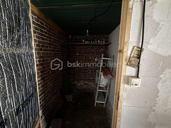 Maison familiale de 148 m² avec jardin, véranda, garage de 80 m² et fort potentiel – Brionne

Située au cœur de Brionne, cette maison de caractère de 148 m² Loi Carrez offre de beaux volumes et de nombreuses possibilités d’aménagement.

Dès l’entrée, vous découvrirez une habitation familiale comprenant 4 chambres, idéale pour accueillir une famille, ainsi que 2 salles d’eau et 2 WC pour un confort optimal au quotidien.

Vous profiterez également d’une agréable véranda lumineuse, véritable pièce de vie supplémentaire ouverte sur le jardin, ainsi que d’une pergola d’été permettant de profiter pleinement des beaux jours.

À l’extérieur, un jardin clos de 367 m² complète l’ensemble et offre un espace verdoyant à aménager selon vos envies.

Les amateurs d’espace et de projets seront séduits par le vaste garage de 80 m², bénéficiant d’un étage aménageable offrant un potentiel supplémentaire pour la création d’un atelier, d’un logement indépendant, d’un espace de stockage ou d’une activité professionnelle.

Une cave à vin vient parfaire les prestations de cette propriété.

Les atouts :

✔ 148 m² habitables
✔ 4 chambres
✔ 2 salles d’eau
✔ 2 WC
✔ Véranda lumineuse
✔ Pergola d’été
✔ Jardin de 367 m²
✔ Garage de 80 m² avec étage aménageable
✔ Cave à vin
✔ Fort potentiel d’évolution

Une belle opportunité pour une famille, un artisan ou un investisseur à la recherche d’un bien offrant volume, dépendances et potentiel d’aménagement.

À découvrir sans tarder !
DPE : D
GES : C