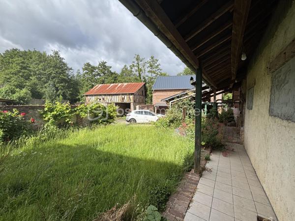 Maison familiale de 148 m² avec jardin, véranda, garage de 80 m² et fort potentiel – Brionne

Située au cœur de Brionne, cette maison de caractère de 148 m² Loi Carrez offre de beaux volumes et de nombreuses possibilités d’aménagement.

Dès l’entrée, vous découvrirez une habitation familiale comprenant 4 chambres, idéale pour accueillir une famille, ainsi que 2 salles d’eau et 2 WC pour un confort optimal au quotidien.

Vous profiterez également d’une agréable véranda lumineuse, véritable pièce de vie supplémentaire ouverte sur le jardin, ainsi que d’une pergola d’été permettant de profiter pleinement des beaux jours.

À l’extérieur, un jardin clos de 367 m² complète l’ensemble et offre un espace verdoyant à aménager selon vos envies.

Les amateurs d’espace et de projets seront séduits par le vaste garage de 80 m², bénéficiant d’un étage aménageable offrant un potentiel supplémentaire pour la création d’un atelier, d’un logement indépendant, d’un espace de stockage ou d’une activité professionnelle.

Une cave à vin vient parfaire les prestations de cette propriété.

Les atouts :

✔ 148 m² habitables
✔ 4 chambres
✔ 2 salles d’eau
✔ 2 WC
✔ Véranda lumineuse
✔ Pergola d’été
✔ Jardin de 367 m²
✔ Garage de 80 m² avec étage aménageable
✔ Cave à vin
✔ Fort potentiel d’évolution

Une belle opportunité pour une famille, un artisan ou un investisseur à la recherche d’un bien offrant volume, dépendances et potentiel d’aménagement.

À découvrir sans tarder !
DPE : D
GES : C
