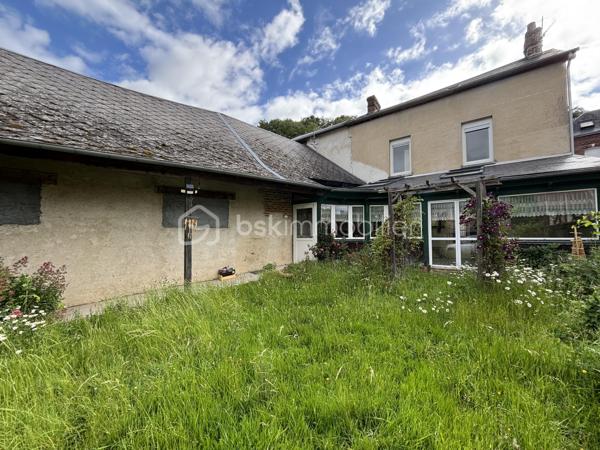 Maison familiale de 148 m² avec jardin, véranda, garage de 80 m² et fort potentiel – Brionne

Située au cœur de Brionne, cette maison de caractère de 148 m² Loi Carrez offre de beaux volumes et de nombreuses possibilités d’aménagement.

Dès l’entrée, vous découvrirez une habitation familiale comprenant 4 chambres, idéale pour accueillir une famille, ainsi que 2 salles d’eau et 2 WC pour un confort optimal au quotidien.

Vous profiterez également d’une agréable véranda lumineuse, véritable pièce de vie supplémentaire ouverte sur le jardin, ainsi que d’une pergola d’été permettant de profiter pleinement des beaux jours.

À l’extérieur, un jardin clos de 367 m² complète l’ensemble et offre un espace verdoyant à aménager selon vos envies.

Les amateurs d’espace et de projets seront séduits par le vaste garage de 80 m², bénéficiant d’un étage aménageable offrant un potentiel supplémentaire pour la création d’un atelier, d’un logement indépendant, d’un espace de stockage ou d’une activité professionnelle.

Une cave à vin vient parfaire les prestations de cette propriété.

Les atouts :

✔ 148 m² habitables
✔ 4 chambres
✔ 2 salles d’eau
✔ 2 WC
✔ Véranda lumineuse
✔ Pergola d’été
✔ Jardin de 367 m²
✔ Garage de 80 m² avec étage aménageable
✔ Cave à vin
✔ Fort potentiel d’évolution

Une belle opportunité pour une famille, un artisan ou un investisseur à la recherche d’un bien offrant volume, dépendances et potentiel d’aménagement.

À découvrir sans tarder !
DPE : D
GES : C