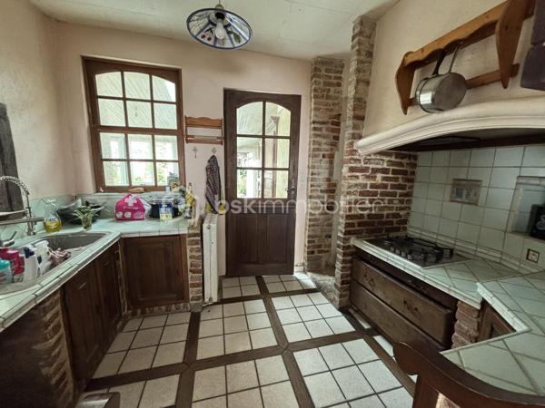 Maison familiale de 148 m² avec jardin, véranda, garage de 80 m² et fort potentiel – Brionne

Située au cœur de Brionne, cette maison de caractère de 148 m² Loi Carrez offre de beaux volumes et de nombreuses possibilités d’aménagement.

Dès l’entrée, vous découvrirez une habitation familiale comprenant 4 chambres, idéale pour accueillir une famille, ainsi que 2 salles d’eau et 2 WC pour un confort optimal au quotidien.

Vous profiterez également d’une agréable véranda lumineuse, véritable pièce de vie supplémentaire ouverte sur le jardin, ainsi que d’une pergola d’été permettant de profiter pleinement des beaux jours.

À l’extérieur, un jardin clos de 367 m² complète l’ensemble et offre un espace verdoyant à aménager selon vos envies.

Les amateurs d’espace et de projets seront séduits par le vaste garage de 80 m², bénéficiant d’un étage aménageable offrant un potentiel supplémentaire pour la création d’un atelier, d’un logement indépendant, d’un espace de stockage ou d’une activité professionnelle.

Une cave à vin vient parfaire les prestations de cette propriété.

Les atouts :

✔ 148 m² habitables
✔ 4 chambres
✔ 2 salles d’eau
✔ 2 WC
✔ Véranda lumineuse
✔ Pergola d’été
✔ Jardin de 367 m²
✔ Garage de 80 m² avec étage aménageable
✔ Cave à vin
✔ Fort potentiel d’évolution

Une belle opportunité pour une famille, un artisan ou un investisseur à la recherche d’un bien offrant volume, dépendances et potentiel d’aménagement.

À découvrir sans tarder !
DPE : D
GES : C