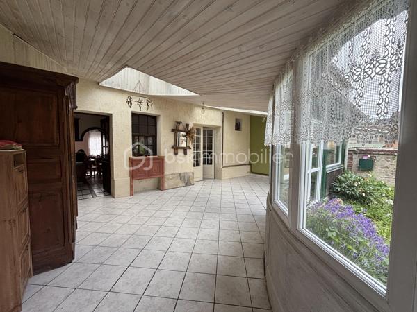 Maison familiale de 148 m² avec jardin, véranda, garage de 80 m² et fort potentiel – Brionne

Située au cœur de Brionne, cette maison de caractère de 148 m² Loi Carrez offre de beaux volumes et de nombreuses possibilités d’aménagement.

Dès l’entrée, vous découvrirez une habitation familiale comprenant 4 chambres, idéale pour accueillir une famille, ainsi que 2 salles d’eau et 2 WC pour un confort optimal au quotidien.

Vous profiterez également d’une agréable véranda lumineuse, véritable pièce de vie supplémentaire ouverte sur le jardin, ainsi que d’une pergola d’été permettant de profiter pleinement des beaux jours.

À l’extérieur, un jardin clos de 367 m² complète l’ensemble et offre un espace verdoyant à aménager selon vos envies.

Les amateurs d’espace et de projets seront séduits par le vaste garage de 80 m², bénéficiant d’un étage aménageable offrant un potentiel supplémentaire pour la création d’un atelier, d’un logement indépendant, d’un espace de stockage ou d’une activité professionnelle.

Une cave à vin vient parfaire les prestations de cette propriété.

Les atouts :

✔ 148 m² habitables
✔ 4 chambres
✔ 2 salles d’eau
✔ 2 WC
✔ Véranda lumineuse
✔ Pergola d’été
✔ Jardin de 367 m²
✔ Garage de 80 m² avec étage aménageable
✔ Cave à vin
✔ Fort potentiel d’évolution

Une belle opportunité pour une famille, un artisan ou un investisseur à la recherche d’un bien offrant volume, dépendances et potentiel d’aménagement.

À découvrir sans tarder !
DPE : D
GES : C