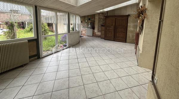 Maison familiale de 148 m² avec jardin, véranda, garage de 80 m² et fort potentiel – Brionne

Située au cœur de Brionne, cette maison de caractère de 148 m² Loi Carrez offre de beaux volumes et de nombreuses possibilités d’aménagement.

Dès l’entrée, vous découvrirez une habitation familiale comprenant 4 chambres, idéale pour accueillir une famille, ainsi que 2 salles d’eau et 2 WC pour un confort optimal au quotidien.

Vous profiterez également d’une agréable véranda lumineuse, véritable pièce de vie supplémentaire ouverte sur le jardin, ainsi que d’une pergola d’été permettant de profiter pleinement des beaux jours.

À l’extérieur, un jardin clos de 367 m² complète l’ensemble et offre un espace verdoyant à aménager selon vos envies.

Les amateurs d’espace et de projets seront séduits par le vaste garage de 80 m², bénéficiant d’un étage aménageable offrant un potentiel supplémentaire pour la création d’un atelier, d’un logement indépendant, d’un espace de stockage ou d’une activité professionnelle.

Une cave à vin vient parfaire les prestations de cette propriété.

Les atouts :

✔ 148 m² habitables
✔ 4 chambres
✔ 2 salles d’eau
✔ 2 WC
✔ Véranda lumineuse
✔ Pergola d’été
✔ Jardin de 367 m²
✔ Garage de 80 m² avec étage aménageable
✔ Cave à vin
✔ Fort potentiel d’évolution

Une belle opportunité pour une famille, un artisan ou un investisseur à la recherche d’un bien offrant volume, dépendances et potentiel d’aménagement.

À découvrir sans tarder !
DPE : D
GES : C