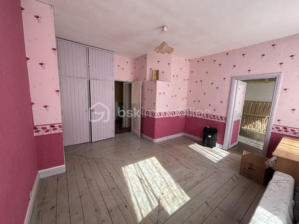 Maison familiale de 148 m² avec jardin, véranda, garage de 80 m² et fort potentiel – Brionne

Située au cœur de Brionne, cette maison de caractère de 148 m² Loi Carrez offre de beaux volumes et de nombreuses possibilités d’aménagement.

Dès l’entrée, vous découvrirez une habitation familiale comprenant 4 chambres, idéale pour accueillir une famille, ainsi que 2 salles d’eau et 2 WC pour un confort optimal au quotidien.

Vous profiterez également d’une agréable véranda lumineuse, véritable pièce de vie supplémentaire ouverte sur le jardin, ainsi que d’une pergola d’été permettant de profiter pleinement des beaux jours.

À l’extérieur, un jardin clos de 367 m² complète l’ensemble et offre un espace verdoyant à aménager selon vos envies.

Les amateurs d’espace et de projets seront séduits par le vaste garage de 80 m², bénéficiant d’un étage aménageable offrant un potentiel supplémentaire pour la création d’un atelier, d’un logement indépendant, d’un espace de stockage ou d’une activité professionnelle.

Une cave à vin vient parfaire les prestations de cette propriété.

Les atouts :

✔ 148 m² habitables
✔ 4 chambres
✔ 2 salles d’eau
✔ 2 WC
✔ Véranda lumineuse
✔ Pergola d’été
✔ Jardin de 367 m²
✔ Garage de 80 m² avec étage aménageable
✔ Cave à vin
✔ Fort potentiel d’évolution

Une belle opportunité pour une famille, un artisan ou un investisseur à la recherche d’un bien offrant volume, dépendances et potentiel d’aménagement.

À découvrir sans tarder !
DPE : D
GES : C