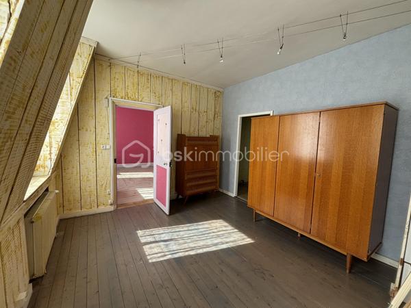 Maison familiale de 148 m² avec jardin, véranda, garage de 80 m² et fort potentiel – Brionne

Située au cœur de Brionne, cette maison de caractère de 148 m² Loi Carrez offre de beaux volumes et de nombreuses possibilités d’aménagement.

Dès l’entrée, vous découvrirez une habitation familiale comprenant 4 chambres, idéale pour accueillir une famille, ainsi que 2 salles d’eau et 2 WC pour un confort optimal au quotidien.

Vous profiterez également d’une agréable véranda lumineuse, véritable pièce de vie supplémentaire ouverte sur le jardin, ainsi que d’une pergola d’été permettant de profiter pleinement des beaux jours.

À l’extérieur, un jardin clos de 367 m² complète l’ensemble et offre un espace verdoyant à aménager selon vos envies.

Les amateurs d’espace et de projets seront séduits par le vaste garage de 80 m², bénéficiant d’un étage aménageable offrant un potentiel supplémentaire pour la création d’un atelier, d’un logement indépendant, d’un espace de stockage ou d’une activité professionnelle.

Une cave à vin vient parfaire les prestations de cette propriété.

Les atouts :

✔ 148 m² habitables
✔ 4 chambres
✔ 2 salles d’eau
✔ 2 WC
✔ Véranda lumineuse
✔ Pergola d’été
✔ Jardin de 367 m²
✔ Garage de 80 m² avec étage aménageable
✔ Cave à vin
✔ Fort potentiel d’évolution

Une belle opportunité pour une famille, un artisan ou un investisseur à la recherche d’un bien offrant volume, dépendances et potentiel d’aménagement.

À découvrir sans tarder !
DPE : D
GES : C
