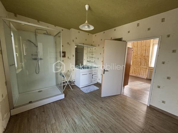 Maison familiale de 148 m² avec jardin, véranda, garage de 80 m² et fort potentiel – Brionne

Située au cœur de Brionne, cette maison de caractère de 148 m² Loi Carrez offre de beaux volumes et de nombreuses possibilités d’aménagement.

Dès l’entrée, vous découvrirez une habitation familiale comprenant 4 chambres, idéale pour accueillir une famille, ainsi que 2 salles d’eau et 2 WC pour un confort optimal au quotidien.

Vous profiterez également d’une agréable véranda lumineuse, véritable pièce de vie supplémentaire ouverte sur le jardin, ainsi que d’une pergola d’été permettant de profiter pleinement des beaux jours.

À l’extérieur, un jardin clos de 367 m² complète l’ensemble et offre un espace verdoyant à aménager selon vos envies.

Les amateurs d’espace et de projets seront séduits par le vaste garage de 80 m², bénéficiant d’un étage aménageable offrant un potentiel supplémentaire pour la création d’un atelier, d’un logement indépendant, d’un espace de stockage ou d’une activité professionnelle.

Une cave à vin vient parfaire les prestations de cette propriété.

Les atouts :

✔ 148 m² habitables
✔ 4 chambres
✔ 2 salles d’eau
✔ 2 WC
✔ Véranda lumineuse
✔ Pergola d’été
✔ Jardin de 367 m²
✔ Garage de 80 m² avec étage aménageable
✔ Cave à vin
✔ Fort potentiel d’évolution

Une belle opportunité pour une famille, un artisan ou un investisseur à la recherche d’un bien offrant volume, dépendances et potentiel d’aménagement.

À découvrir sans tarder !
DPE : D
GES : C