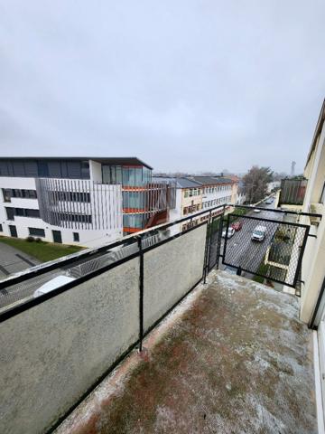 Appartement traversant  Dernier étage  Fort potentiel 