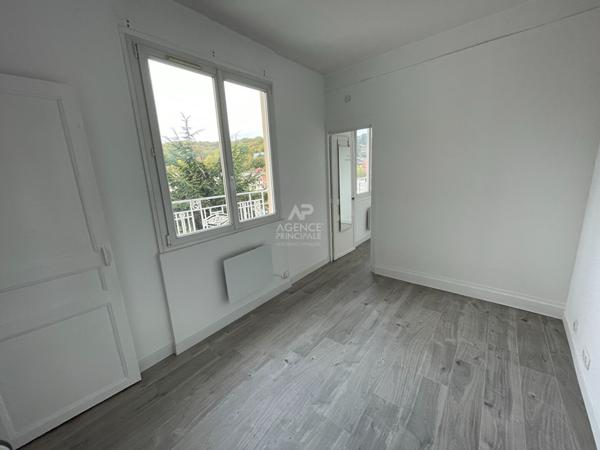 À vendre : Appartement 2 pièces avec belle vue à Chaville €170 000 ** - Référence 630-C26