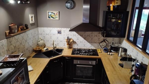 Kervignac (56700) Maison en pierre récente avec suites parentales et jardin clos