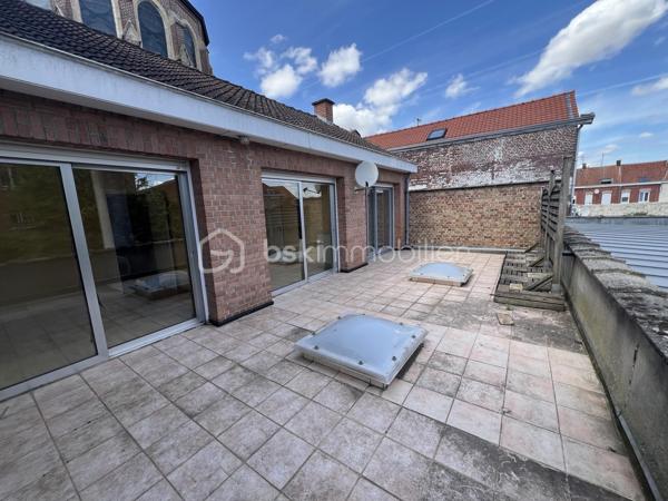Description du bien
Idéalement situé en hyper centre-ville d'Halluin, venez découvrir cet agréable appartement T3 au premier étage dans un immeuble individuel (aucun voisin au dessus et en dessous), alliant confort de vie et emplacement privilégié.
Dès l'entrée, un hall d'entrée vous accueille et dessert un lumineux séjour ouvrant sur une vaste terrasse d'environ 40 m², idéale pour profiter des beaux jours en toute intimité. La cuisine entièrement équipée saura satisfaire les amateurs de cuisine. Les deux chambres, toutes deux avec accès direct sur la terrasse, offrent calme et sérénité. Le logement dispose également de WC séparés pour plus de praticité.

Ce bien est complété par une place de parking en garage collectif, un atout rare en centre-ville.