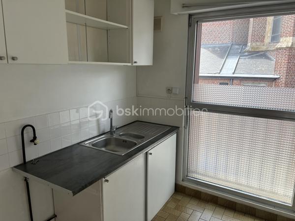Description du bien
Idéalement situé en hyper centre-ville d'Halluin, venez découvrir cet agréable appartement T3 au premier étage dans un immeuble individuel (aucun voisin au dessus et en dessous), alliant confort de vie et emplacement privilégié.
Dès l'entrée, un hall d'entrée vous accueille et dessert un lumineux séjour ouvrant sur une vaste terrasse d'environ 40 m², idéale pour profiter des beaux jours en toute intimité. La cuisine entièrement équipée saura satisfaire les amateurs de cuisine. Les deux chambres, toutes deux avec accès direct sur la terrasse, offrent calme et sérénité. Le logement dispose également de WC séparés pour plus de praticité.

Ce bien est complété par une place de parking en garage collectif, un atout rare en centre-ville.