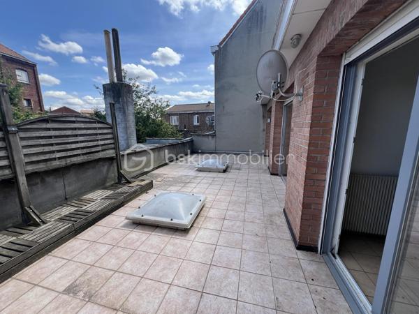 Description du bien
Idéalement situé en hyper centre-ville d'Halluin, venez découvrir cet agréable appartement T3 au premier étage dans un immeuble individuel (aucun voisin au dessus et en dessous), alliant confort de vie et emplacement privilégié.
Dès l'entrée, un hall d'entrée vous accueille et dessert un lumineux séjour ouvrant sur une vaste terrasse d'environ 40 m², idéale pour profiter des beaux jours en toute intimité. La cuisine entièrement équipée saura satisfaire les amateurs de cuisine. Les deux chambres, toutes deux avec accès direct sur la terrasse, offrent calme et sérénité. Le logement dispose également de WC séparés pour plus de praticité.

Ce bien est complété par une place de parking en garage collectif, un atout rare en centre-ville.