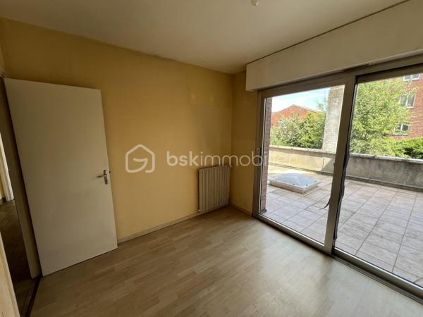 Description du bien
Idéalement situé en hyper centre-ville d'Halluin, venez découvrir cet agréable appartement T3 au premier étage dans un immeuble individuel (aucun voisin au dessus et en dessous), alliant confort de vie et emplacement privilégié.
Dès l'entrée, un hall d'entrée vous accueille et dessert un lumineux séjour ouvrant sur une vaste terrasse d'environ 40 m², idéale pour profiter des beaux jours en toute intimité. La cuisine entièrement équipée saura satisfaire les amateurs de cuisine. Les deux chambres, toutes deux avec accès direct sur la terrasse, offrent calme et sérénité. Le logement dispose également de WC séparés pour plus de praticité.

Ce bien est complété par une place de parking en garage collectif, un atout rare en centre-ville.