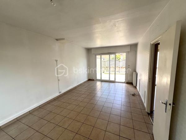 Description du bien
Idéalement situé en hyper centre-ville d'Halluin, venez découvrir cet agréable appartement T3 au premier étage dans un immeuble individuel (aucun voisin au dessus et en dessous), alliant confort de vie et emplacement privilégié.
Dès l'entrée, un hall d'entrée vous accueille et dessert un lumineux séjour ouvrant sur une vaste terrasse d'environ 40 m², idéale pour profiter des beaux jours en toute intimité. La cuisine entièrement équipée saura satisfaire les amateurs de cuisine. Les deux chambres, toutes deux avec accès direct sur la terrasse, offrent calme et sérénité. Le logement dispose également de WC séparés pour plus de praticité.

Ce bien est complété par une place de parking en garage collectif, un atout rare en centre-ville.
