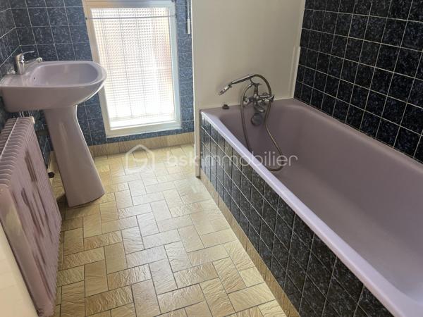 Description du bien
Idéalement situé en hyper centre-ville d'Halluin, venez découvrir cet agréable appartement T3 au premier étage dans un immeuble individuel (aucun voisin au dessus et en dessous), alliant confort de vie et emplacement privilégié.
Dès l'entrée, un hall d'entrée vous accueille et dessert un lumineux séjour ouvrant sur une vaste terrasse d'environ 40 m², idéale pour profiter des beaux jours en toute intimité. La cuisine entièrement équipée saura satisfaire les amateurs de cuisine. Les deux chambres, toutes deux avec accès direct sur la terrasse, offrent calme et sérénité. Le logement dispose également de WC séparés pour plus de praticité.

Ce bien est complété par une place de parking en garage collectif, un atout rare en centre-ville.