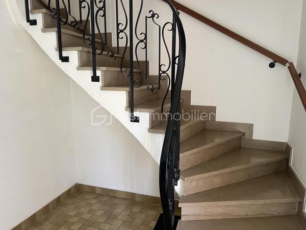 Description du bien
Idéalement situé en hyper centre-ville d'Halluin, venez découvrir cet agréable appartement T3 au premier étage dans un immeuble individuel (aucun voisin au dessus et en dessous), alliant confort de vie et emplacement privilégié.
Dès l'entrée, un hall d'entrée vous accueille et dessert un lumineux séjour ouvrant sur une vaste terrasse d'environ 40 m², idéale pour profiter des beaux jours en toute intimité. La cuisine entièrement équipée saura satisfaire les amateurs de cuisine. Les deux chambres, toutes deux avec accès direct sur la terrasse, offrent calme et sérénité. Le logement dispose également de WC séparés pour plus de praticité.

Ce bien est complété par une place de parking en garage collectif, un atout rare en centre-ville.