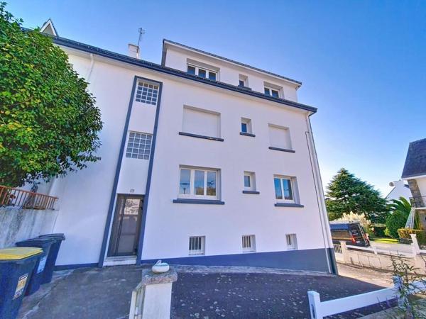 CAUDAN :  Immeuble de rapport avec 3 appartements T3 , garages et caves