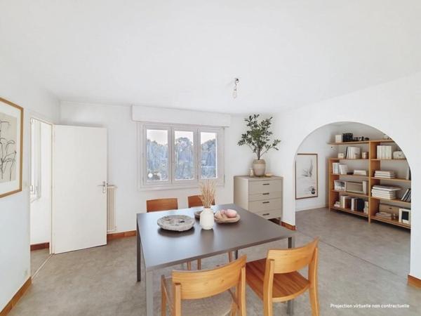 CAUDAN :  Immeuble de rapport avec 3 appartements T3 , garages et caves