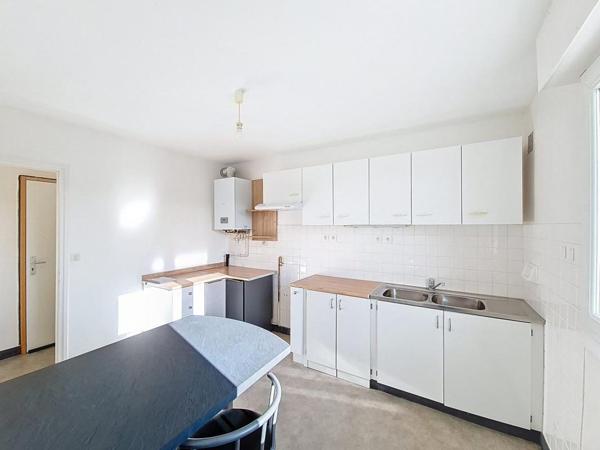 CAUDAN :  Immeuble de rapport avec 3 appartements T3 , garages et caves