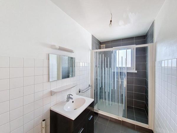 CAUDAN :  Immeuble de rapport avec 3 appartements T3 , garages et caves