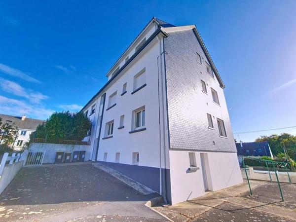CAUDAN :  Immeuble de rapport avec 3 appartements T3 , garages et caves
