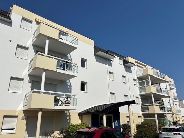 T.3 AURAY CENTRE VILLE avec ascenseur : 64 m2 avec garage et cave , Auray