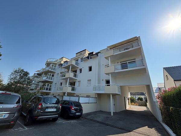 T.3 AURAY CENTRE VILLE avec ascenseur : 64 m2 avec garage et cave , Auray