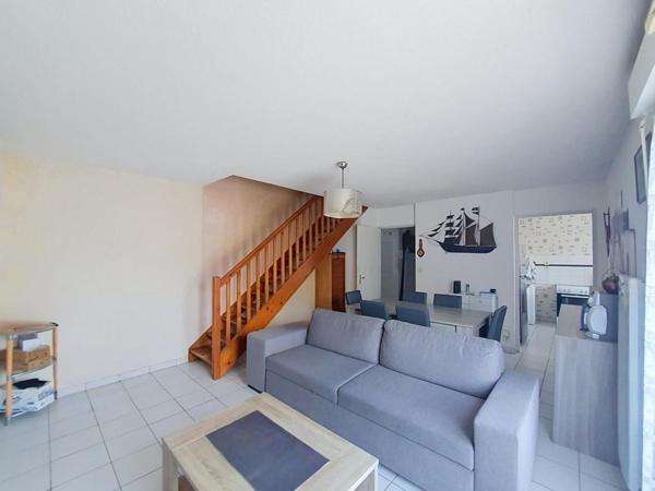 HENNEBONT: Appartement duplex T3 avec balcon et parking – Idéal investissement