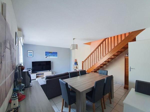 HENNEBONT: Appartement duplex T3 avec balcon et parking – Idéal investissement