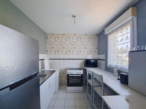 HENNEBONT: Appartement duplex T3 avec balcon et parking – Idéal investissement