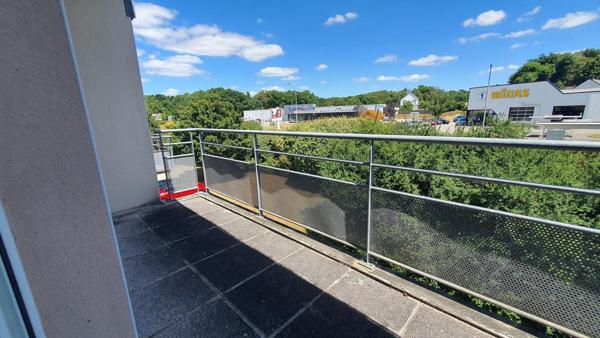 HENNEBONT: Appartement duplex T3 avec balcon et parking – Idéal investissement