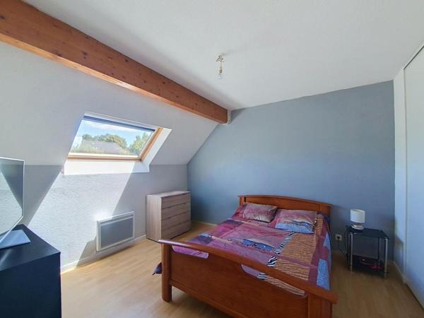 HENNEBONT: Appartement duplex T3 avec balcon et parking – Idéal investissement