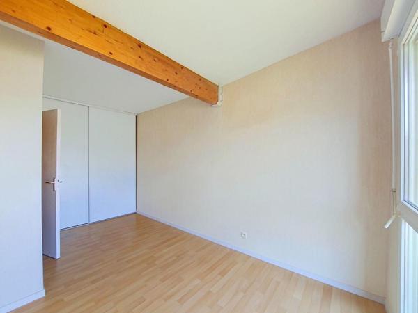 HENNEBONT: Appartement duplex T3 avec balcon et parking – Idéal investissement