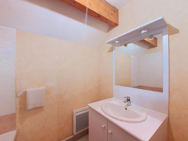 HENNEBONT: Appartement duplex T3 avec balcon et parking – Idéal investissement