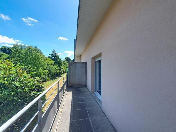 HENNEBONT: Appartement duplex T3 avec balcon et parking – Idéal investissement