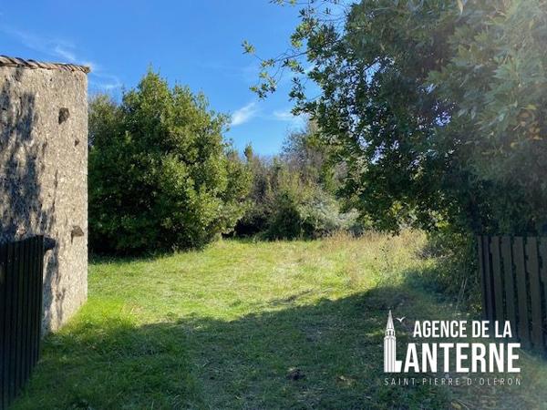 CHAI EN PIERRE SUR TERRAIN CONSTRUCTIBLE DE 854 m²