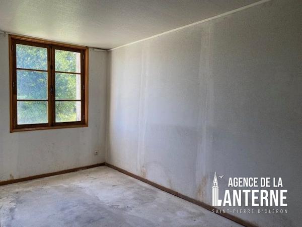 CHAI EN PIERRE SUR TERRAIN CONSTRUCTIBLE DE 854 m²
