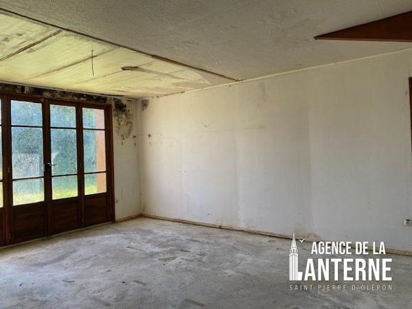 CHAI EN PIERRE SUR TERRAIN CONSTRUCTIBLE DE 854 m²
