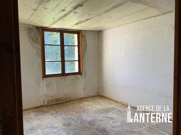 CHAI EN PIERRE SUR TERRAIN CONSTRUCTIBLE DE 854 m²