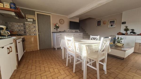 Maison rénovée sur les hauteurs de Decazeville, à moins de 1 km du centre ville. Vendue meublée et décorée