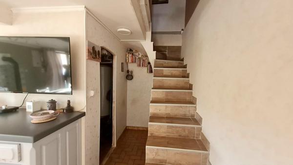 Maison rénovée sur les hauteurs de Decazeville, à moins de 1 km du centre ville. Vendue meublée et décorée