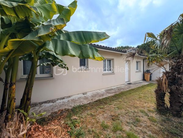 Découvrez cette maison contemporaine de 101 m² avec en plus son garage de 15m², à quelques pas du centre ville de Saint-André-de-Cubzac, nichée au calme d'une impasse privative.
Ainsi vous bénéficierez d’une proximité immédiate à pied de toutes les commodités (commerces, écoles, lycée), elle est idéale pour une vie de famille ou pour des retraités.
Côté jardin, le terrain de 444m² entièrement clôturé invite à la détente.

Dès l'entrée, vous serez séduit par une vaste pièce de vie de 48 m2 lumineuse avec une cuisine intégrée toute équipée, cellier. 
Vous profiterez également d’une agréable terrasse couverte, parfaite pour vos repas en extérieur.

L'espace nuit se compose de 3 chambres, dont une configuration parentale avec son propre dressing, placard chaussures, et sa salle d'eau privative (douche, simple vasque et WC).
Une grande salle de bains familiale avec baignoire, douche indépendante et d'un grand meuble simple vasque.
WC indépendant.

Les "plus" techniques et confort :
Chauffage au sol pour un confort thermique optimal et homogène. DPE C
Garage + possibilité de stationner jusqu'à 4 véhicules sur la parcelle.
Portail électrique pour plus de sécurité et de confort au quotidien.

Accès à la gare en 4 minutes en voiture
Bordeaux à 25km
Libourne à 22km