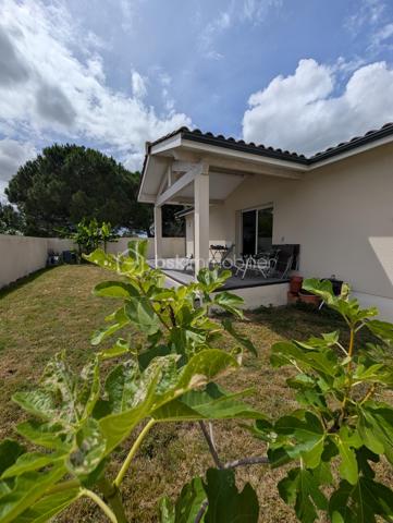 Découvrez cette maison contemporaine de 101 m² avec en plus son garage de 15m², à quelques pas du centre ville de Saint-André-de-Cubzac, nichée au calme d'une impasse privative.
Ainsi vous bénéficierez d’une proximité immédiate à pied de toutes les commodités (commerces, écoles, lycée), elle est idéale pour une vie de famille ou pour des retraités.
Côté jardin, le terrain de 444m² entièrement clôturé invite à la détente.

Dès l'entrée, vous serez séduit par une vaste pièce de vie de 48 m2 lumineuse avec une cuisine intégrée toute équipée, cellier. 
Vous profiterez également d’une agréable terrasse couverte, parfaite pour vos repas en extérieur.

L'espace nuit se compose de 3 chambres, dont une configuration parentale avec son propre dressing, placard chaussures, et sa salle d'eau privative (douche, simple vasque et WC).
Une grande salle de bains familiale avec baignoire, douche indépendante et d'un grand meuble simple vasque.
WC indépendant.

Les "plus" techniques et confort :
Chauffage au sol pour un confort thermique optimal et homogène. DPE C
Garage + possibilité de stationner jusqu'à 4 véhicules sur la parcelle.
Portail électrique pour plus de sécurité et de confort au quotidien.

Accès à la gare en 4 minutes en voiture
Bordeaux à 25km
Libourne à 22km