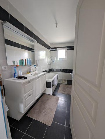 Découvrez cette maison contemporaine de 101 m² avec en plus son garage de 15m², à quelques pas du centre ville de Saint-André-de-Cubzac, nichée au calme d'une impasse privative.
Ainsi vous bénéficierez d’une proximité immédiate à pied de toutes les commodités (commerces, écoles, lycée), elle est idéale pour une vie de famille ou pour des retraités.
Côté jardin, le terrain de 444m² entièrement clôturé invite à la détente.

Dès l'entrée, vous serez séduit par une vaste pièce de vie de 48 m2 lumineuse avec une cuisine intégrée toute équipée, cellier. 
Vous profiterez également d’une agréable terrasse couverte, parfaite pour vos repas en extérieur.

L'espace nuit se compose de 3 chambres, dont une configuration parentale avec son propre dressing, placard chaussures, et sa salle d'eau privative (douche, simple vasque et WC).
Une grande salle de bains familiale avec baignoire, douche indépendante et d'un grand meuble simple vasque.
WC indépendant.

Les "plus" techniques et confort :
Chauffage au sol pour un confort thermique optimal et homogène. DPE C
Garage + possibilité de stationner jusqu'à 4 véhicules sur la parcelle.
Portail électrique pour plus de sécurité et de confort au quotidien.

Accès à la gare en 4 minutes en voiture
Bordeaux à 25km
Libourne à 22km