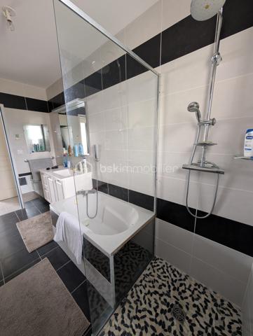 Découvrez cette maison contemporaine de 101 m² avec en plus son garage de 15m², à quelques pas du centre ville de Saint-André-de-Cubzac, nichée au calme d'une impasse privative.
Ainsi vous bénéficierez d’une proximité immédiate à pied de toutes les commodités (commerces, écoles, lycée), elle est idéale pour une vie de famille ou pour des retraités.
Côté jardin, le terrain de 444m² entièrement clôturé invite à la détente.

Dès l'entrée, vous serez séduit par une vaste pièce de vie de 48 m2 lumineuse avec une cuisine intégrée toute équipée, cellier. 
Vous profiterez également d’une agréable terrasse couverte, parfaite pour vos repas en extérieur.

L'espace nuit se compose de 3 chambres, dont une configuration parentale avec son propre dressing, placard chaussures, et sa salle d'eau privative (douche, simple vasque et WC).
Une grande salle de bains familiale avec baignoire, douche indépendante et d'un grand meuble simple vasque.
WC indépendant.

Les "plus" techniques et confort :
Chauffage au sol pour un confort thermique optimal et homogène. DPE C
Garage + possibilité de stationner jusqu'à 4 véhicules sur la parcelle.
Portail électrique pour plus de sécurité et de confort au quotidien.

Accès à la gare en 4 minutes en voiture
Bordeaux à 25km
Libourne à 22km