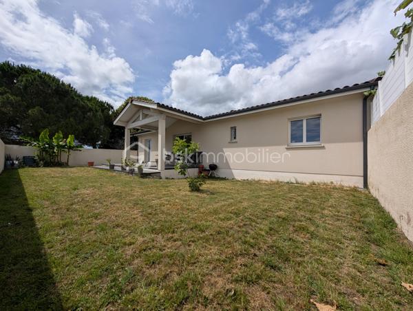 Découvrez cette maison contemporaine de 101 m² avec en plus son garage de 15m², à quelques pas du centre ville de Saint-André-de-Cubzac, nichée au calme d'une impasse privative.
Ainsi vous bénéficierez d’une proximité immédiate à pied de toutes les commodités (commerces, écoles, lycée), elle est idéale pour une vie de famille ou pour des retraités.
Côté jardin, le terrain de 444m² entièrement clôturé invite à la détente.

Dès l'entrée, vous serez séduit par une vaste pièce de vie de 48 m2 lumineuse avec une cuisine intégrée toute équipée, cellier. 
Vous profiterez également d’une agréable terrasse couverte, parfaite pour vos repas en extérieur.

L'espace nuit se compose de 3 chambres, dont une configuration parentale avec son propre dressing, placard chaussures, et sa salle d'eau privative (douche, simple vasque et WC).
Une grande salle de bains familiale avec baignoire, douche indépendante et d'un grand meuble simple vasque.
WC indépendant.

Les "plus" techniques et confort :
Chauffage au sol pour un confort thermique optimal et homogène. DPE C
Garage + possibilité de stationner jusqu'à 4 véhicules sur la parcelle.
Portail électrique pour plus de sécurité et de confort au quotidien.

Accès à la gare en 4 minutes en voiture
Bordeaux à 25km
Libourne à 22km