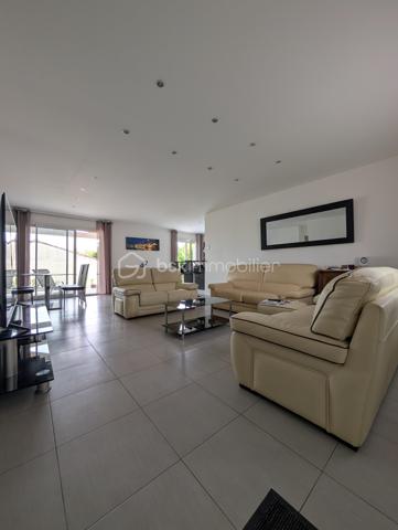 Découvrez cette maison contemporaine de 101 m² avec en plus son garage de 15m², à quelques pas du centre ville de Saint-André-de-Cubzac, nichée au calme d'une impasse privative.
Ainsi vous bénéficierez d’une proximité immédiate à pied de toutes les commodités (commerces, écoles, lycée), elle est idéale pour une vie de famille ou pour des retraités.
Côté jardin, le terrain de 444m² entièrement clôturé invite à la détente.

Dès l'entrée, vous serez séduit par une vaste pièce de vie de 48 m2 lumineuse avec une cuisine intégrée toute équipée, cellier. 
Vous profiterez également d’une agréable terrasse couverte, parfaite pour vos repas en extérieur.

L'espace nuit se compose de 3 chambres, dont une configuration parentale avec son propre dressing, placard chaussures, et sa salle d'eau privative (douche, simple vasque et WC).
Une grande salle de bains familiale avec baignoire, douche indépendante et d'un grand meuble simple vasque.
WC indépendant.

Les "plus" techniques et confort :
Chauffage au sol pour un confort thermique optimal et homogène. DPE C
Garage + possibilité de stationner jusqu'à 4 véhicules sur la parcelle.
Portail électrique pour plus de sécurité et de confort au quotidien.

Accès à la gare en 4 minutes en voiture
Bordeaux à 25km
Libourne à 22km