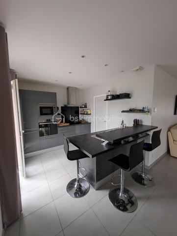 Découvrez cette maison contemporaine de 101 m² avec en plus son garage de 15m², à quelques pas du centre ville de Saint-André-de-Cubzac, nichée au calme d'une impasse privative.
Ainsi vous bénéficierez d’une proximité immédiate à pied de toutes les commodités (commerces, écoles, lycée), elle est idéale pour une vie de famille ou pour des retraités.
Côté jardin, le terrain de 444m² entièrement clôturé invite à la détente.

Dès l'entrée, vous serez séduit par une vaste pièce de vie de 48 m2 lumineuse avec une cuisine intégrée toute équipée, cellier. 
Vous profiterez également d’une agréable terrasse couverte, parfaite pour vos repas en extérieur.

L'espace nuit se compose de 3 chambres, dont une configuration parentale avec son propre dressing, placard chaussures, et sa salle d'eau privative (douche, simple vasque et WC).
Une grande salle de bains familiale avec baignoire, douche indépendante et d'un grand meuble simple vasque.
WC indépendant.

Les "plus" techniques et confort :
Chauffage au sol pour un confort thermique optimal et homogène. DPE C
Garage + possibilité de stationner jusqu'à 4 véhicules sur la parcelle.
Portail électrique pour plus de sécurité et de confort au quotidien.

Accès à la gare en 4 minutes en voiture
Bordeaux à 25km
Libourne à 22km