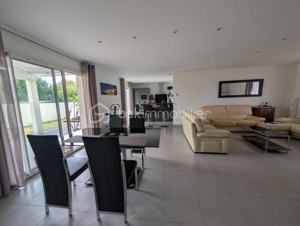 Découvrez cette maison contemporaine de 101 m² avec en plus son garage de 15m², à quelques pas du centre ville de Saint-André-de-Cubzac, nichée au calme d'une impasse privative.
Ainsi vous bénéficierez d’une proximité immédiate à pied de toutes les commodités (commerces, écoles, lycée), elle est idéale pour une vie de famille ou pour des retraités.
Côté jardin, le terrain de 444m² entièrement clôturé invite à la détente.

Dès l'entrée, vous serez séduit par une vaste pièce de vie de 48 m2 lumineuse avec une cuisine intégrée toute équipée, cellier. 
Vous profiterez également d’une agréable terrasse couverte, parfaite pour vos repas en extérieur.

L'espace nuit se compose de 3 chambres, dont une configuration parentale avec son propre dressing, placard chaussures, et sa salle d'eau privative (douche, simple vasque et WC).
Une grande salle de bains familiale avec baignoire, douche indépendante et d'un grand meuble simple vasque.
WC indépendant.

Les "plus" techniques et confort :
Chauffage au sol pour un confort thermique optimal et homogène. DPE C
Garage + possibilité de stationner jusqu'à 4 véhicules sur la parcelle.
Portail électrique pour plus de sécurité et de confort au quotidien.

Accès à la gare en 4 minutes en voiture
Bordeaux à 25km
Libourne à 22km