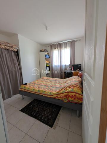 Découvrez cette maison contemporaine de 101 m² avec en plus son garage de 15m², à quelques pas du centre ville de Saint-André-de-Cubzac, nichée au calme d'une impasse privative.
Ainsi vous bénéficierez d’une proximité immédiate à pied de toutes les commodités (commerces, écoles, lycée), elle est idéale pour une vie de famille ou pour des retraités.
Côté jardin, le terrain de 444m² entièrement clôturé invite à la détente.

Dès l'entrée, vous serez séduit par une vaste pièce de vie de 48 m2 lumineuse avec une cuisine intégrée toute équipée, cellier. 
Vous profiterez également d’une agréable terrasse couverte, parfaite pour vos repas en extérieur.

L'espace nuit se compose de 3 chambres, dont une configuration parentale avec son propre dressing, placard chaussures, et sa salle d'eau privative (douche, simple vasque et WC).
Une grande salle de bains familiale avec baignoire, douche indépendante et d'un grand meuble simple vasque.
WC indépendant.

Les "plus" techniques et confort :
Chauffage au sol pour un confort thermique optimal et homogène. DPE C
Garage + possibilité de stationner jusqu'à 4 véhicules sur la parcelle.
Portail électrique pour plus de sécurité et de confort au quotidien.

Accès à la gare en 4 minutes en voiture
Bordeaux à 25km
Libourne à 22km
